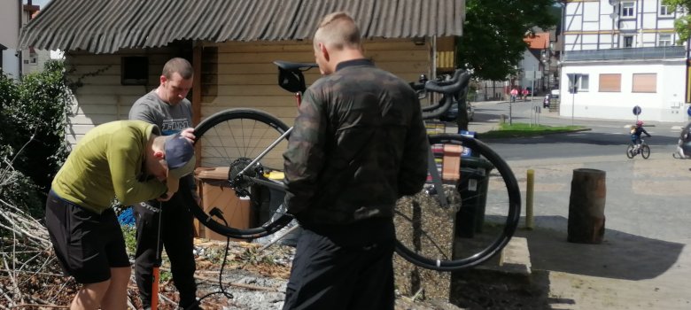 Männer, die sich ein Fahrrad angucken
