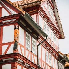 Fachwerkhaus in Helsa, Nahaufnahme des Mertenjäger -Schnitzerei 