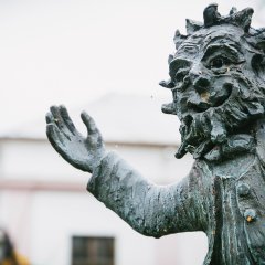 Rumpelstilzchen-Figur von dem Brunnen in Helsa Ortseingang 