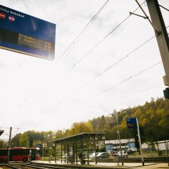 Haltestelle Straßenbahn in Helsa, Schild Bahnhof Helsa